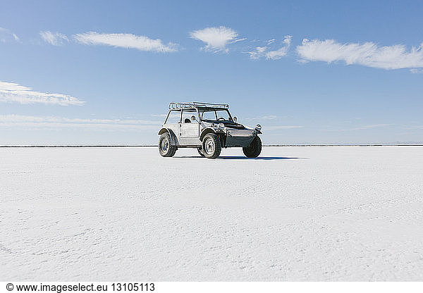 Auf Salt Flats geparkter 4x4-Oldtimer-Jeep