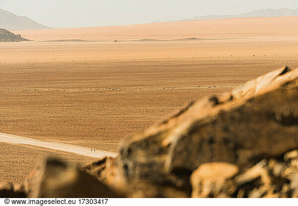 Auf Schotterpiste quer durch Afrika in der Namib-Wüste laufen