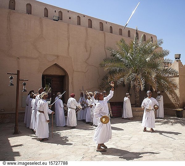 Aufführung  traditioneller Schwerttanz  Fort Nizwa  Nizwa  Ad Dakhiliyah  Oman  Asien