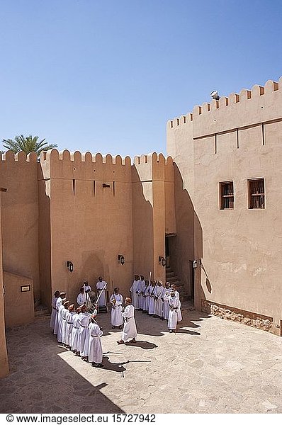 Aufführung  traditioneller Schwerttanz  Fort Nizwa  Nizwa  Ad Dakhiliyah  Oman  Asien