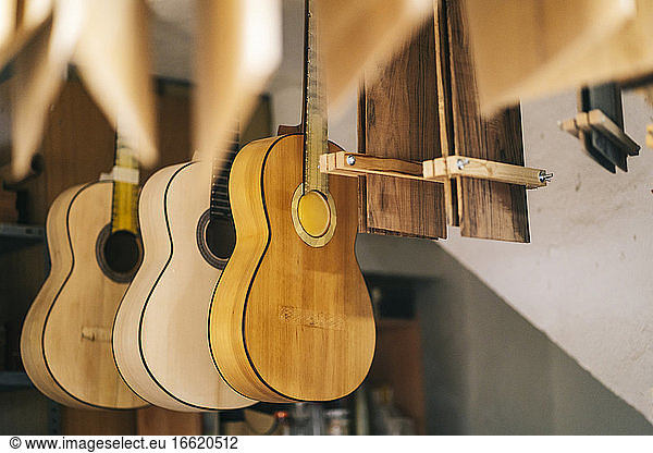 Aufgereihte Gitarren in einer Werkstatt