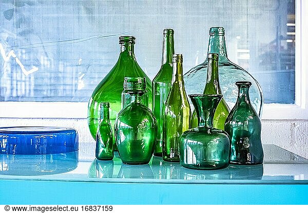 Aufgereihte Glasflaschen im Restaurant Keukenconfessies in Strijp-S  Eindhoven  Niederlande  Europa.