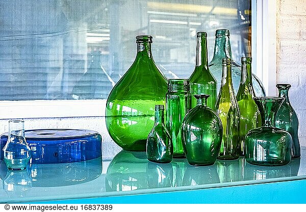 Aufgereihte Glasflaschen im Restaurant Keukenconfessies in Strijp-S  Eindhoven  Niederlande  Europa.