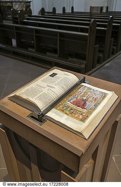 Aufgeschlagene Bibel liegt auf einem Altar  Nürnberg  Mittelfranken  Bayern  Deutschland  Europa