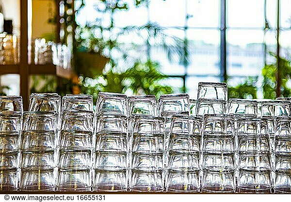 Aufgetürmte Gläser in einem Restaurant in den Niederlanden  Eruope.