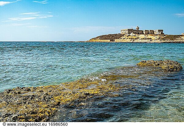 Aufgrund ihrer Lage stellt die Insel der Ströme (Sizilien) eine Art ideale Grenze zwischen dem Ionischen Meer und dem Mittelmeer dar.