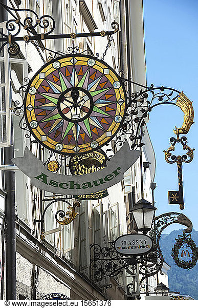 Aufwändiges Ladenschild  Getreidegasse  Altstadt  Mozarts Geburtshaus  UNESCO Weltkulturerbe  Salzburg  Auistria  Europa
