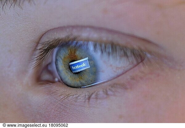 Auge mit Facebook-Symbol