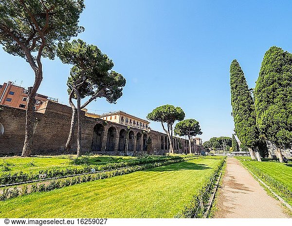 Aurelianische Mauern in den Gärten der Viale Carlo Felice - Rom  Italien.
