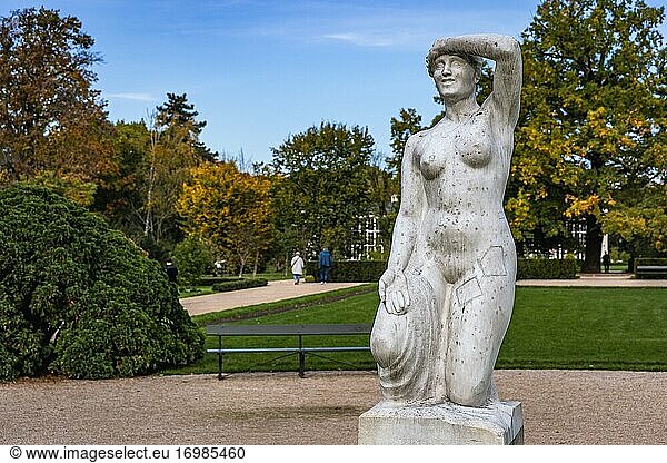 Aurora-Skulptur  auch Heidin genannt  im Lazienkowski-Park  auch Lazienki-Park - Königliche Bäder genannt  dem größten Park der Stadt Warschau  Polen.