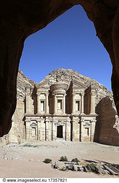 Aus dem Fels geschlagenes Ad Deir Kloster auf Hochplateau  Wadi Araba  hinten Wadi Mousa  Petra  antike Hauptstadt der Nabatäer  UNESCO Weltkulturerbe  Königreich Jordanien