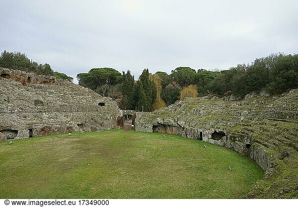 Aus dem Tuffstein herausgeschlagenes römisches Amphitheater  Sutri  Provinz Viterbo  Region Latium Lazio  Italien  Europa