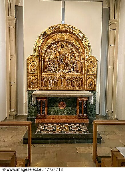 Aus Holz geschnitzter vergoldeter polychromer Herz-Jesu-Altar von 1912  Benediktinerabtei Gerleve  Billerbeck  Nordrhein-Westfalen  Deutschland  Europa