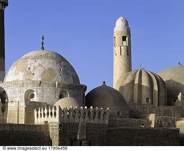 Aus Lehmziegeln gebaut ist Moschee mit den Kuppeln in der Altstadt von Saada  Sada  Saadah  Jemen  Asien