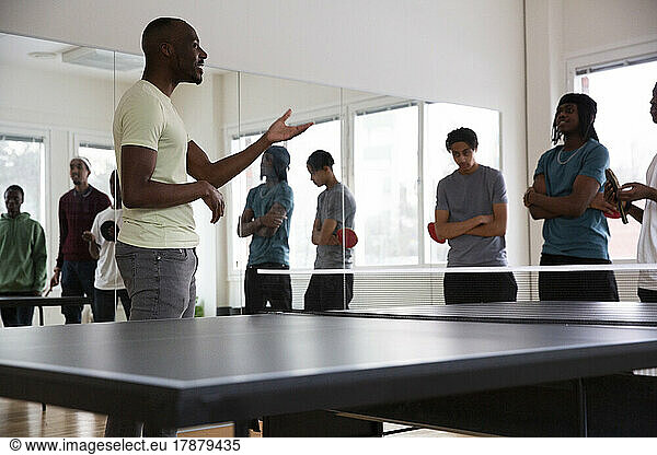 Ausbilder interagiert mit Schülern während einer Trainingseinheit im Spielzimmer