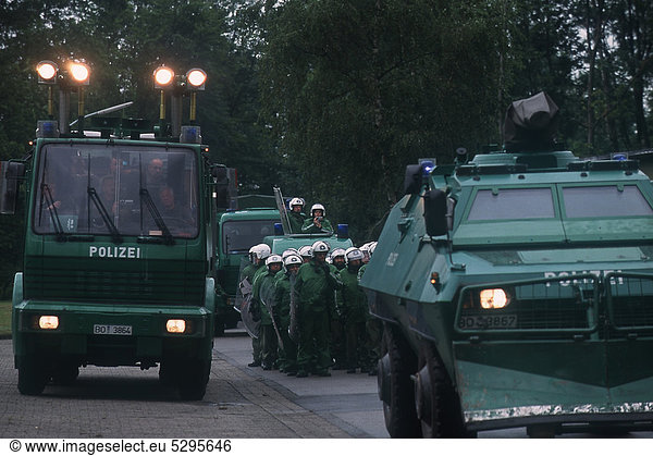 Ausbildung bei der Polizei NRW  Einsatzhundertschaften üben auf einem Übungsgelände den Einsatz bei Großdemonstrationen  Bielefeld  Nordrhein-Westfalen  Deutschland  Europa