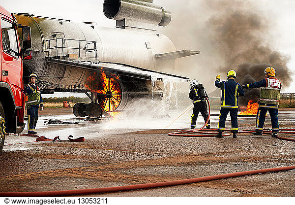 Ausbildung von Feuerwehrleuten  Versprühen von Wasser am Scheinflugzeugmotor