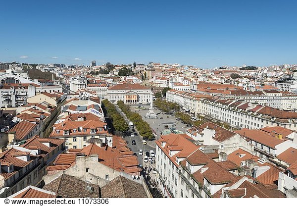 Ausblick auf Altstadt Statue von König Pedro IV auf dem Platz Praca Rossio Rossio Platz Nationaltheater Teatro Nacional Stadtteil Baixa Lissabon Portugal Europa