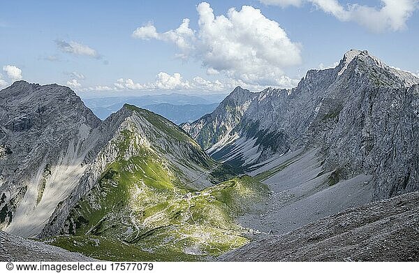 Ausblick auf Bergkessel mit Lamsenjochhütte  von der Lamsscharte  Blick ins Stallental  hinten Gipfel Hochnissl  Vomper Kette  Karwendelgebirge  Alpenpark Karwendel  Tirol  Österreich  Europa