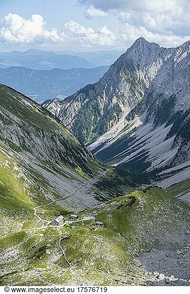 Ausblick auf Bergkessel mit Lamsenjochhütte  von der Lamsscharte  Blick ins Stallental  Vomper Kette  Karwendelgebirge  Alpenpark Karwendel  Tirol  Österreich  Europa