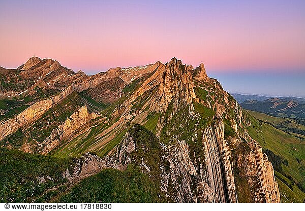Ausblick auf das Alpsteingebirge im Appenzellerland  wolkenloser Himmel im Morgenlicht  Kanton Appenzell Innerrhoden  Schweiz  Europa