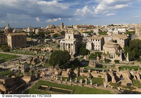 Ausblick auf das Forum Romanum Ruinen mit Kurie  Basilika Aemilia  Tempel des Antoninus Pius und der Faustina  sogenannter Tempel des Romulus  Rom  Italien  Europa