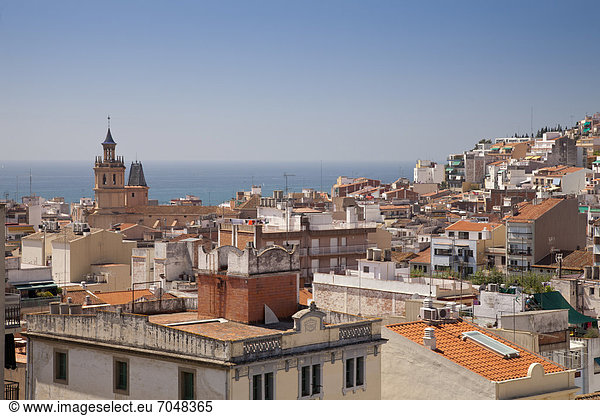 Ausblick auf den Ort mit Kirche EsglÈsia de Santa Maria  Arenys de Mar  Comarca Maresme  Costa del Maresme  Katalonien  Spanien  Europa  ÖffentlicherGrund