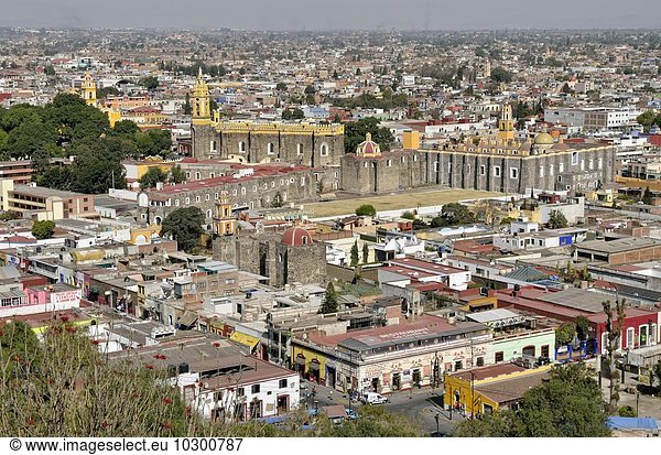 Ausblick auf die Altstadt von Cholula mit Kloster San Gabriel,  Puebla,  Mexiko,  Nordamerika