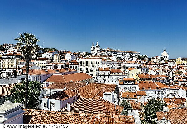 Ausblick auf die Altstadt von Lissabon hinten Klosterkirche São Vicente de Fora Stadtteil Alfama Lissabon Portugal Europa