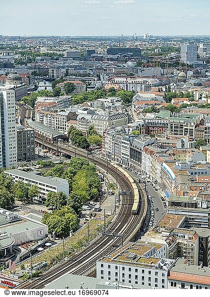 Ausblick auf Gleise und S-Bahn Zug  S-Bahnhof Hackescher Markt  Mitte  Berlin  Deutschland  Europa