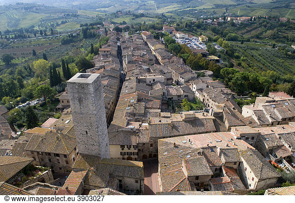 Ausblick auf Ort und Landschaft San Gimignano UNESCO-Weltkulturerbe Toskana Italien Europa