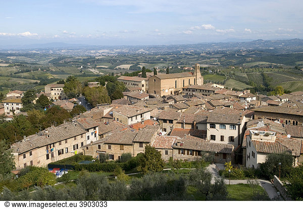 Ausblick auf Ort und Landschaft San Gimignano UNESCO-Weltkulturerbe Toskana Italien Europa
