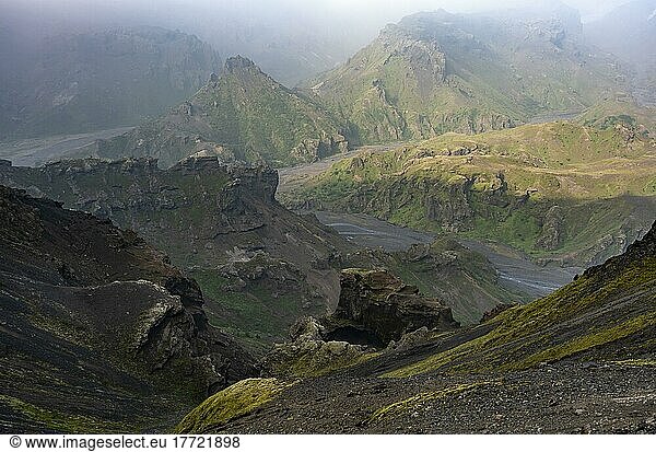 Ausblick auf zerklüfteten Berglandschaft  Felsformationen aus Tuffstein  unten Fluss Hrauná  vulkanische Landschaft am Wanderweg Fimmvörðuháls  Þórsmörk Nature Reserve  Suðurland  Island  Europa