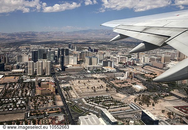 Ausblick aus dem Flugzeug auf die Hotels am Las Vegas Boulevard Süd  Las Vegas Strip  The Strip  Las Vegas  USA  Nordamerika