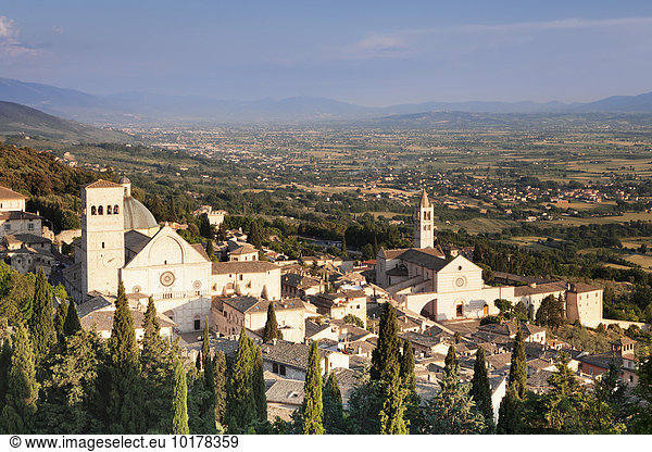 Ausblick über Assisi mit Dom von San Rufino und der Kirche Santa Chiara  Assisi  Provinz Perugia  Umbrien  Italien  Europa
