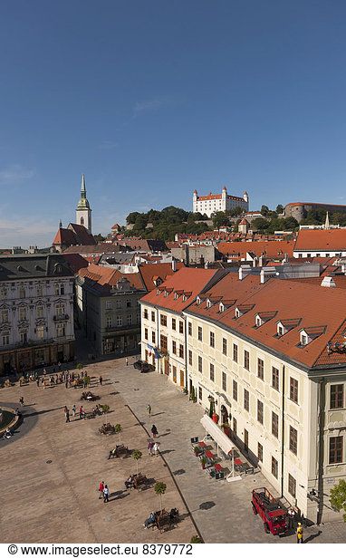 Ausblick über den Hauptplatz Hlavné námestie  hinten die Burg Bratislava  Bratislava  Slowakei