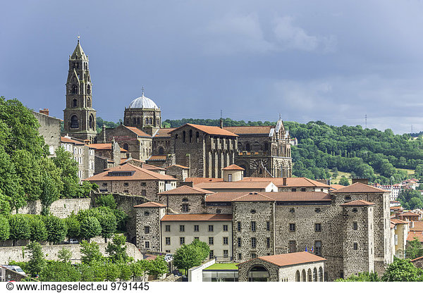 Ausblick über die Altstadt zur Kathedrale Le Puy-en-Velay Auvergne Frankreich Europa