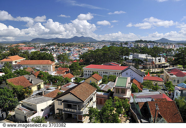 Ausblick über die bunten Häuser und Dächer der Hauptstadt Dalat  Zentrales Hochland  Vietnam  Asien