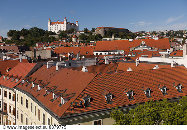 Ausblick über die Dächer der Altstadt hinten die Burg Bratislava Bratislava Slowakei