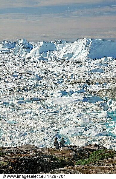 Ausblick über Eisberge  abgebrochenes Gletschereis schwimmt im Fjord  Eisfjord  Ilulissat  Disko Bucht  Grönlan  Dänemark  Europa