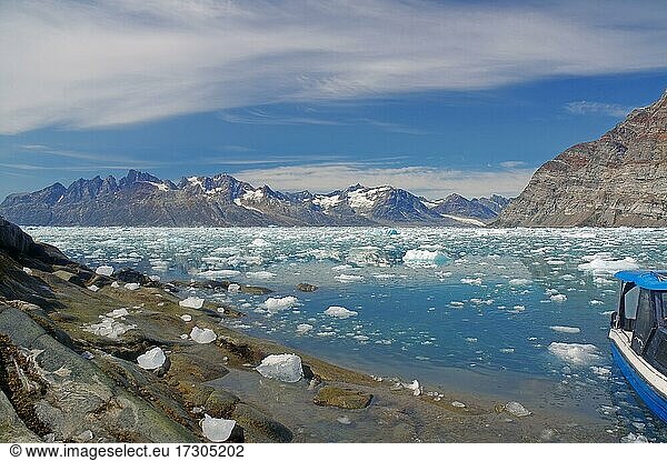 Ausblick über Treibeis  blaues Boot  Gletschereis schwimmt im Fjord  Knud Rasmussen Gletscher  Tasilaq  Grönland  Dänemark  Nordamerika
