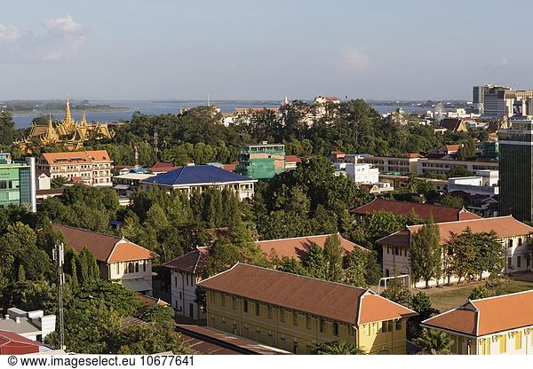 Ausblick mit Königspalast  Tonle Sap Fluss und Mekong  Sisovat Hochschule  Stadtansicht  Phnom Penh  Kambodscha  Asien