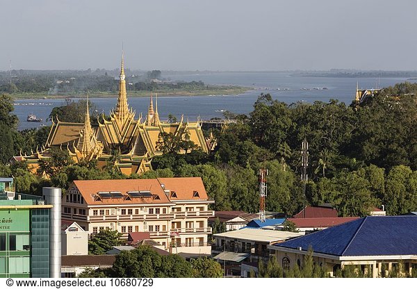 Ausblick mit Königspalast  Tonle Sap Fluss und Mekong  Stadtansicht  Phnom Penh  Kambodscha  Asien