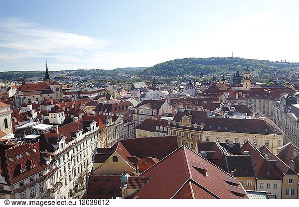 Ausblick vom Alten Rathausturm auf die Altstadt  Prag  Tschechien  Europa