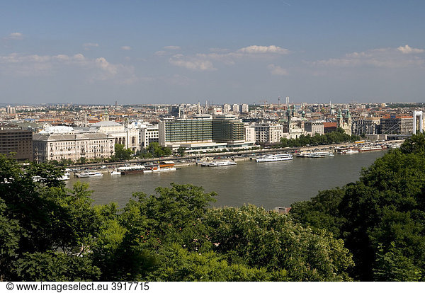 Ausblick vom Burgberg auf das Donauufer Richtung Ortsteil Pest  Budapest  Ungarn  Europa