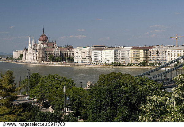 Ausblick vom Burgberg auf Donauufer und Parlament  Budapest  Ungarn  Europa