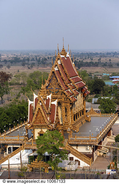 Ausblick vom Dach des Elefanten-Tempels Thep Wittayakhom Vihara zum Wat Baan Rai Wittayakom Korat Nakhon Ratchasima Provinz Isaan Isan Thailand Asien