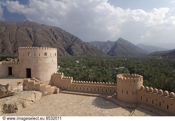 Ausblick vom Fort Nakhl  oder Husn Al Heem  Festung  historischer Lehmbau  über Oase Nakhl auf Jebel Nakhl Massiv  Al-Batinah Provinz  Sultanat von Oman  Arabische Halbinsel
