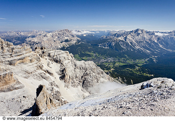 Ausblick vom Gipfel der Tofana di Rozes  hinten der Monte Cristallo  unten das Dorf Cortina d'Ampezzo  Ampezzaner Dolomiten  Belluno  Italien