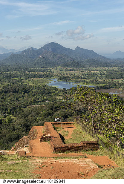 Ausblick vom Gipfel Sigiriya Lion Rock oder Löwenfelsen Sri Lanka Asien